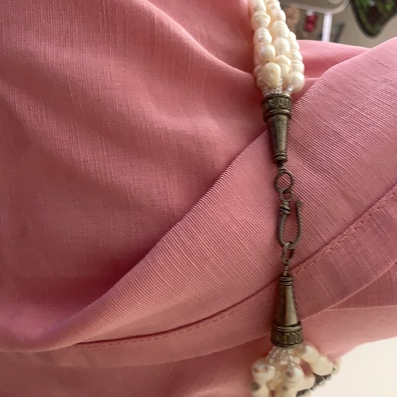 💎 5 strand pearl necklace with asymmetric mother of pearl 3D flower. Unworn.
